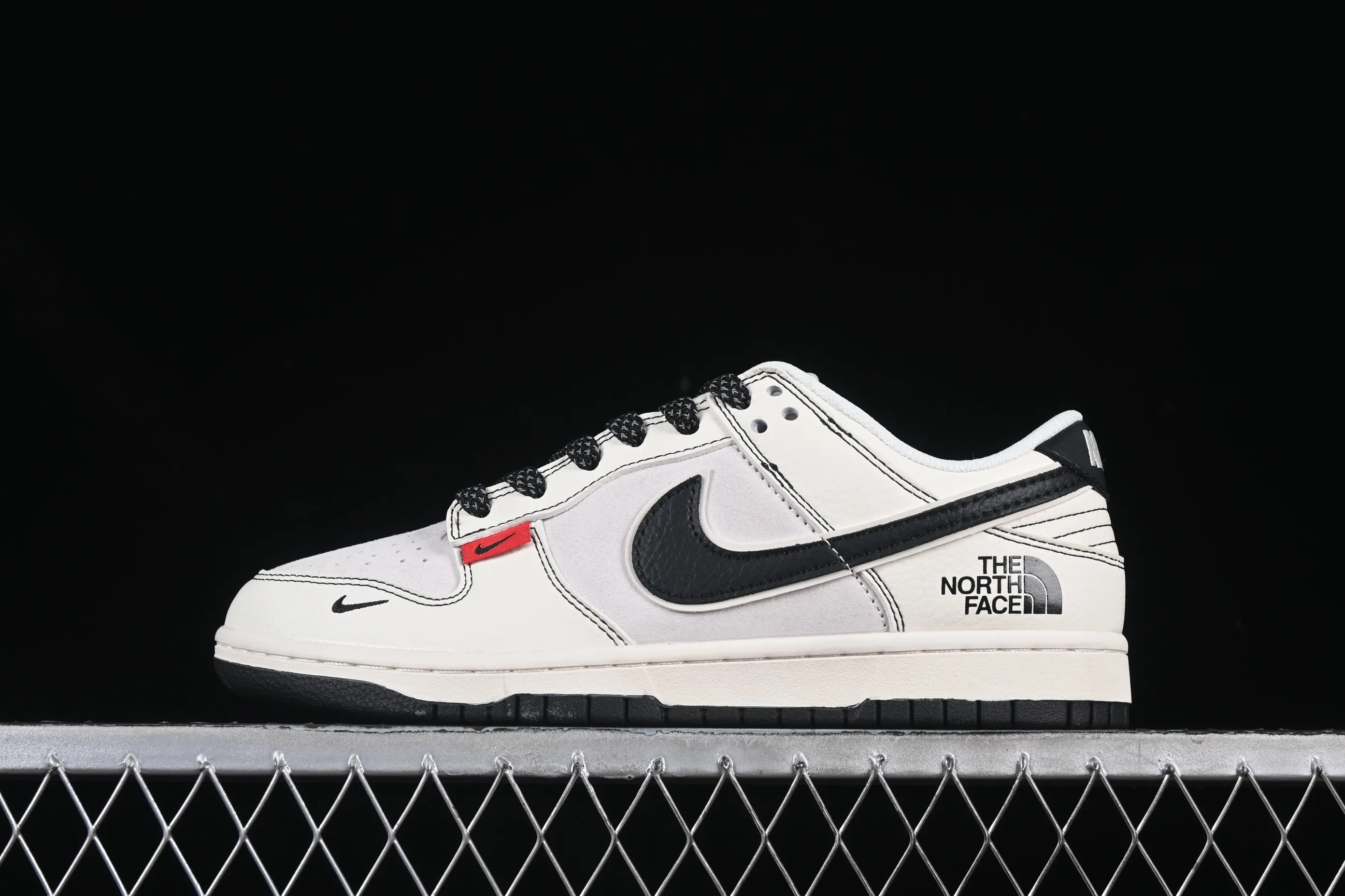 All Categories Nk SB Dunk Series Nk SB Dunk Low High-end Customized Low-top Shoes Nike SB Dunk Low North Face Co-branded Beige and Black Little Red Label Low-top Casual Sports Skateboard Shoes BB7518-016